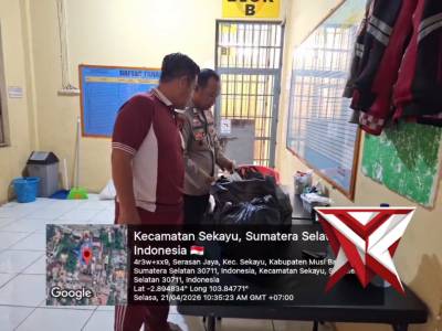 Kasat tahti dan piket jaga tahanan mengecek barang bawaan keluarga yg besuk tahanan