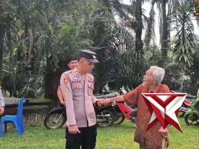 Wujud Empati, Polres Musi Rawas Sigap Bantu Lansia Jalankan Ibadah dengan Nyaman