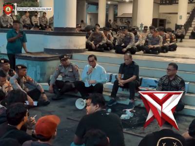 Personil Ditsamapta polda kalbar melaksanakan BKO Polresta pengamanan aksi unjuk Rasa Mahasiswa