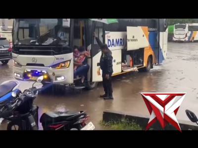 Aksi humanis personel Polres Melawi memberikan payung kepada penumpang yang baru tiba - PoliceTube