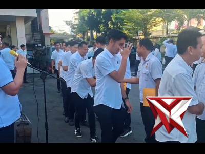 KOMBESPOL JOHANNES BAGUN S.Sos.,S.I.K.,M.H, memberikan penghargaan men of the month