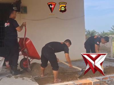 Personel Batalyon C Pelopor Satbrimob Polda Sumsel Kurve Pembangunan Halaman Depan Gudang Senpi - PoliceTube