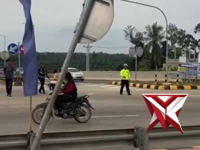 Personil Polres Muba membantu Masyarakat yang mengalami Mogok Kendaraan 1 - PoliceTube