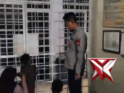 Keluarga tahanan membusuk keluarganya yg ditahan di Polsek Sungai Lilin Polres Muba