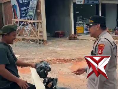 19. Memberikan arahan kepada warga - PoliceTube