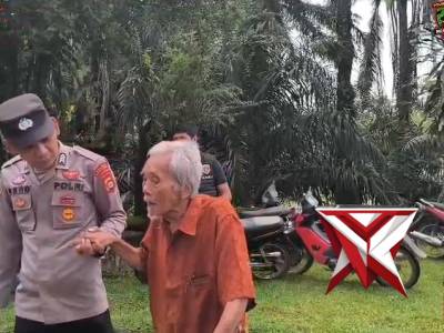 Aksi Humanis Personel Polres Musi Rawas Bantu Warga Sepuh Beribadah di Gereja