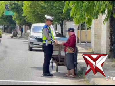 SAT LANTAS POLRES OKU MELAKSANAKAN KEGIATAN JUM'AT BERKAH, MEMBAGIKAN NASI KOTAK KEPADA MASYARAKAT