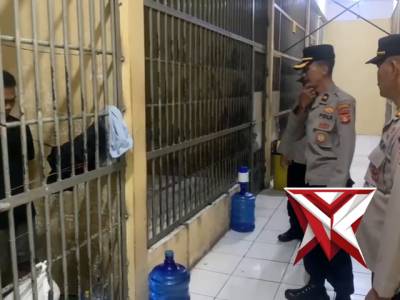 RIKSA TAHANAN?? - PoliceTube