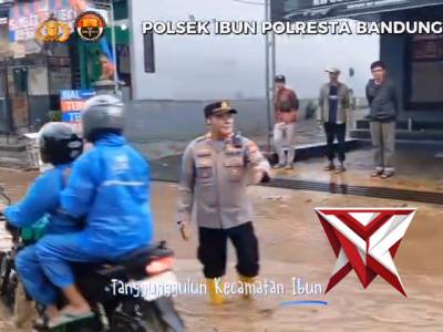 Polsek ibun gerak cepat atur lalu lintas dijalan yang banjir