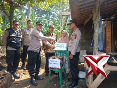 Polsek Ajibarang Menyalurkan Bantuan Sosial dari Polresta Banyumas Kepada Ibu Lasem Warga Desa Kalib - PoliceTube