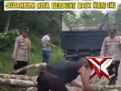 ?Gerak Cepat Polsek Muara Beliti Polres Musi Rawas Evakuasi Pohon Tumbang di Jalinsum