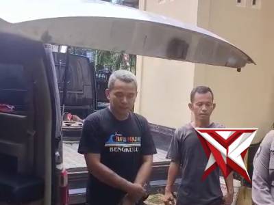 Polsek BTS ulu membantu pengendara mobil yang mogok (BS)