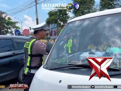 Sat Samapta Polres Bangkalan melaksanakan
Patroli dialogis memberikan himbauan kepada warga 
Desa Ml