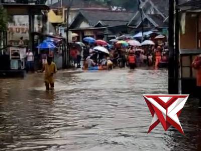 Evakuasi warga terdampak banjir - PoliceTube