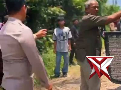 Pers Polres Muba bantu Kendaraan yg rusak.14