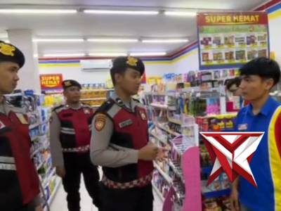 Sat Samapta melaksanakan giat patroli malam di area perbelanjaan serta pastikan kondusifitas wilayah