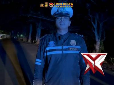 *Personel Satlantas Polresta Pamturlalin pemasangan Speed Bump di Danau Dendam* - PoliceTube