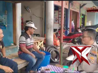 Dukung UMKM, Bhabinkamtibmas Desa Slempit bersama Unit Binmas Polres Gresik - PoliceTube