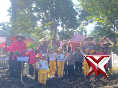 Kapolres Malang bersama Ketua Bhayangkari Cabang Malang Melaksanakan Penanaman TOGA - PoliceTube