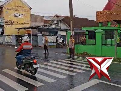 Anggota polsek bta timur mengatur lalin - PoliceTube