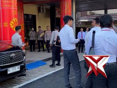 Kapolda Sumsel memberikan 13 tiket umroh dan 48 Personil berprestasi - PoliceTube