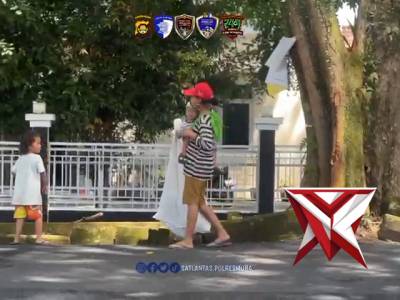 Berbagi rezeki, berbagi senyuman. Polisi sahabat masyarakat