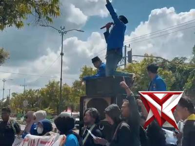 Polres sumenep melaksanakan pengamanan aksi unjuk rasa kekantor BRI Sumenep dan polres sumenep