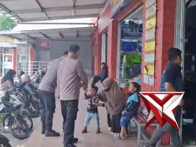 Personel Polsek Katapang melaksanakan patroli rutin di pusat perbelanjaan di wilayah hukumnya