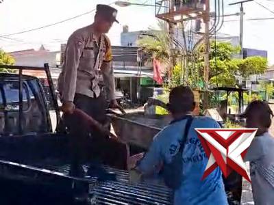 Personel polsek tugumulyo melakukan penambalan jalan berlobang - PoliceTube