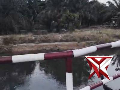 (09)Pers Polsek BTS Ulu  membuat &mengecat pagar Jembatan Sungai Jernih.