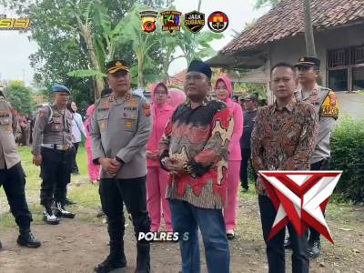 Kapolres Subang Serahkan Kunci Program Rutilahu kepada Ibu Armah Warga Desa Kadawung