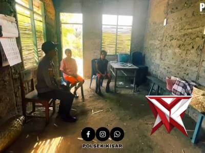 Bhabinkamtibmas desa purpura polsek kisar sambangi warga