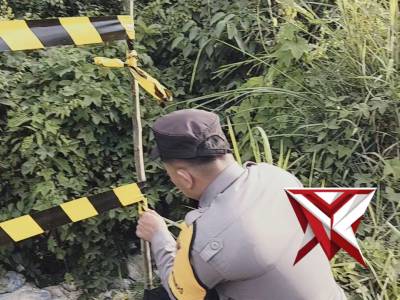 (07) anggota Polsek BTS ulu polres Musi Rawas memberikan polisline ditempat yang rawanlaka