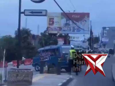 POLISI PENOLONG, ANGGOTA SAT LANTAS BANTU DORONG ANGKOT WARGA YANG MENGALAMI TROUBLE ???????