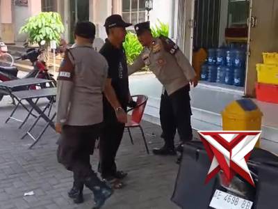 Polsek Barat tingkatkan patroli di Pertokoan dan dialogis dengan warga dan sampaikan pesan kamtibmas