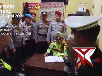 Arahan piket pawas polres muratara kepada personel piket jaga mako dan jaga tahanan