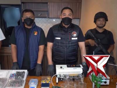Polda Metro Jaya membongkar laboratorium gelap produksi cartridge vape mengandung narkotika - PoliceTube
