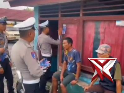 SAT LANTAS MEMBERIKAN HIMBAUAN KEPADA MASYARAKAT PALI