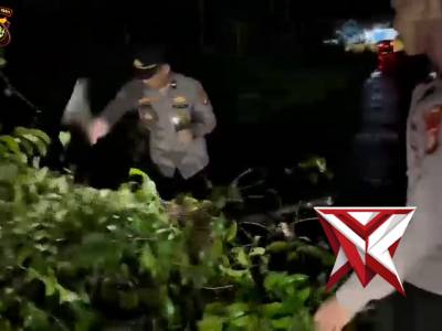 Penebangan pohon tumbang oleh polres musi rawas - PoliceTube