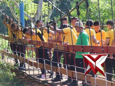 Sejalan Arahan Presiden RI, Polres Tanah Laut Lanjutkan Perbaikan Jembatan di Desa Kunyit