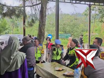 Kapolresta Bandung Berikan KaDeudeuh Untuk Wisatawan Glamping. - PoliceTube