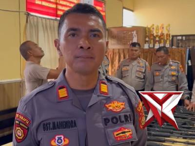 Sat Samapta Polres Buleleng melaksanakan kegiatan rutin berupa pembersihan senjata api