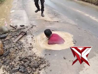 Anggota Polsek BTS ulu memperbaiki saluran gorong -gorong yang tersumbat (BS) - PoliceTube