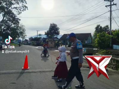 Polsek Sempol Hadir Amankan Aktivitas Sekolah di Pagi Hari - PoliceTube