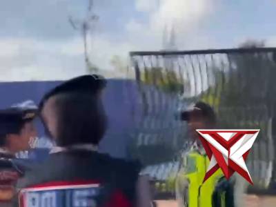 PATROLI R4 POLWAN DITSAMAPTA POLDA KEPRI MELAKSANAKAN PATROLI RUTIN DAN DIALOGIS DI TEMPAT INDUSTRI - PoliceTube