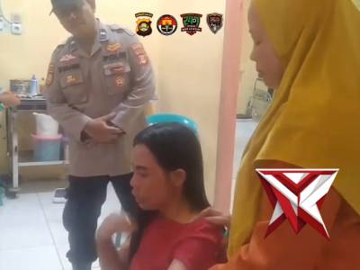 POLISI MELAKUKAN PENDAMPINGAN VISUM PADA KORBAN. SM11