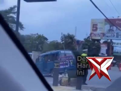 POLISI PENOLONG, ANGGOTA SAT LANTAS BANTU DORONG ANGKOT WARGA YANG MENGALAMI TROUBLE ???????