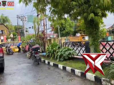 Gotong royong personil Polsek Lawang Kidul