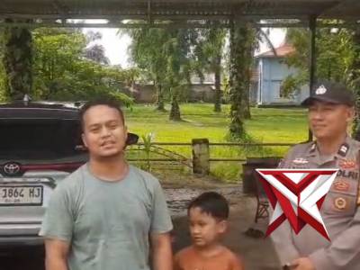 Tim Patroli Polsek BTS Ulu Bantu Pemudik Pecah Ban