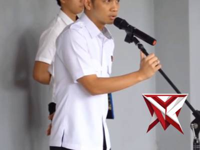 AKP Muhamad Andrian, Kasat Reskrim Polres Muara Enim, memimpin apel dengan penuh ketegasan